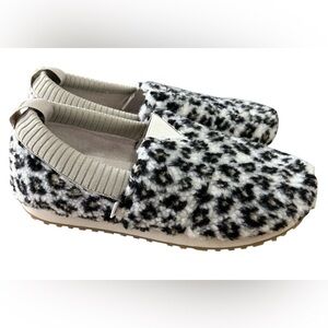 Toms Animal Patterned Fleece Slip-Ons💕